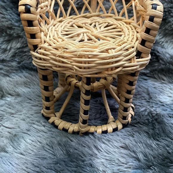 3 Vintage Miniature Wicker Rattan Peacock Chairs and 1 table - Picture 6 of 16